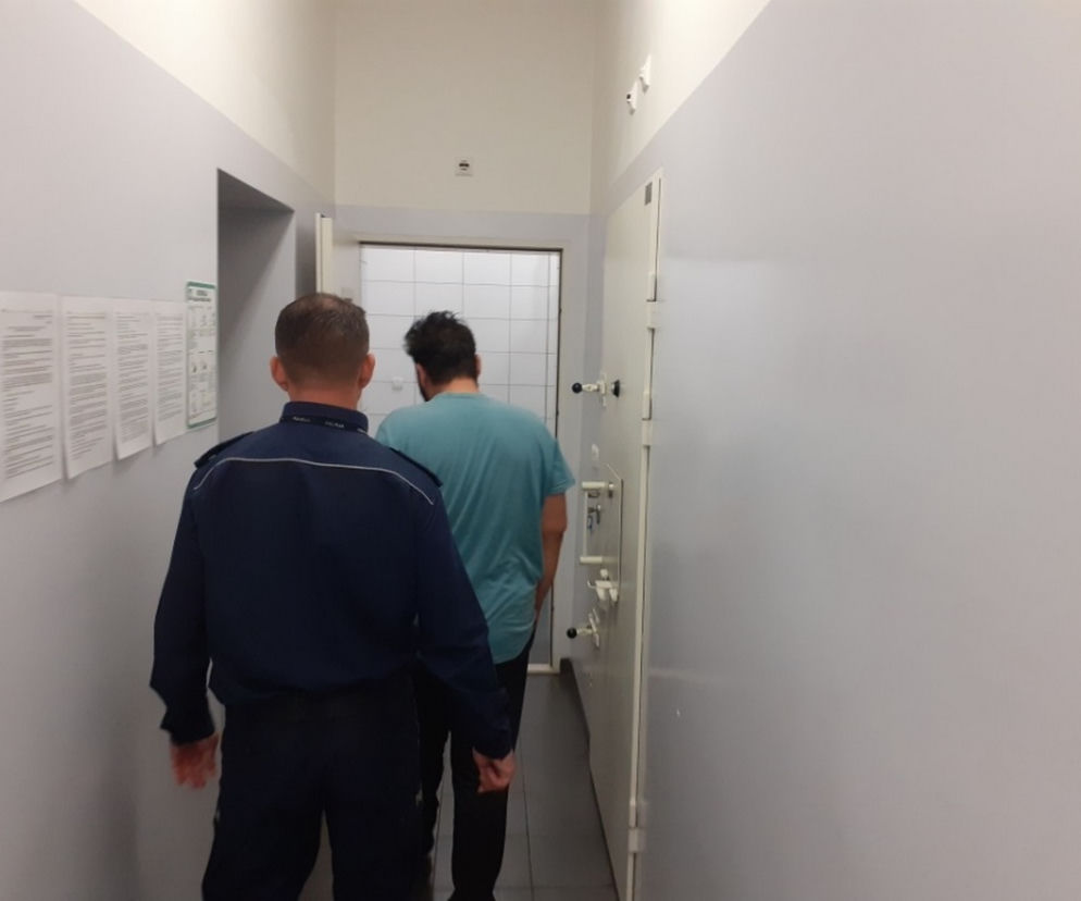 UCIEKAŁ przed policją i USZKODZIŁ radiowóz. Sceny jak z kina akcji pod Toruniem!