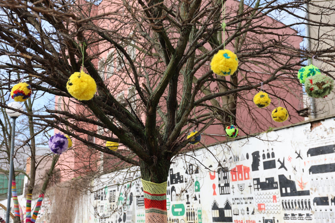 Kolorowe instalacje opanowały Lublin. Tak „Otulanie włóczką” świętuje swoje 10. urodziny!