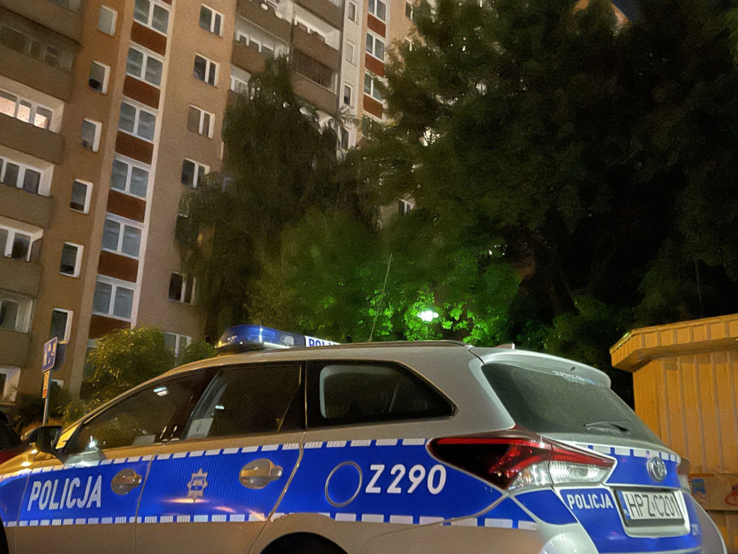 Jak udało się nam ustalić, właścicil mieszkania Piotr B. stał z pętlą na szyi i był kompletnie pijany