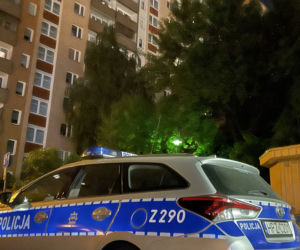 Makabra na warszawskich Bielanach. Rozkładające się zwłoki w fotelu. A obok...
