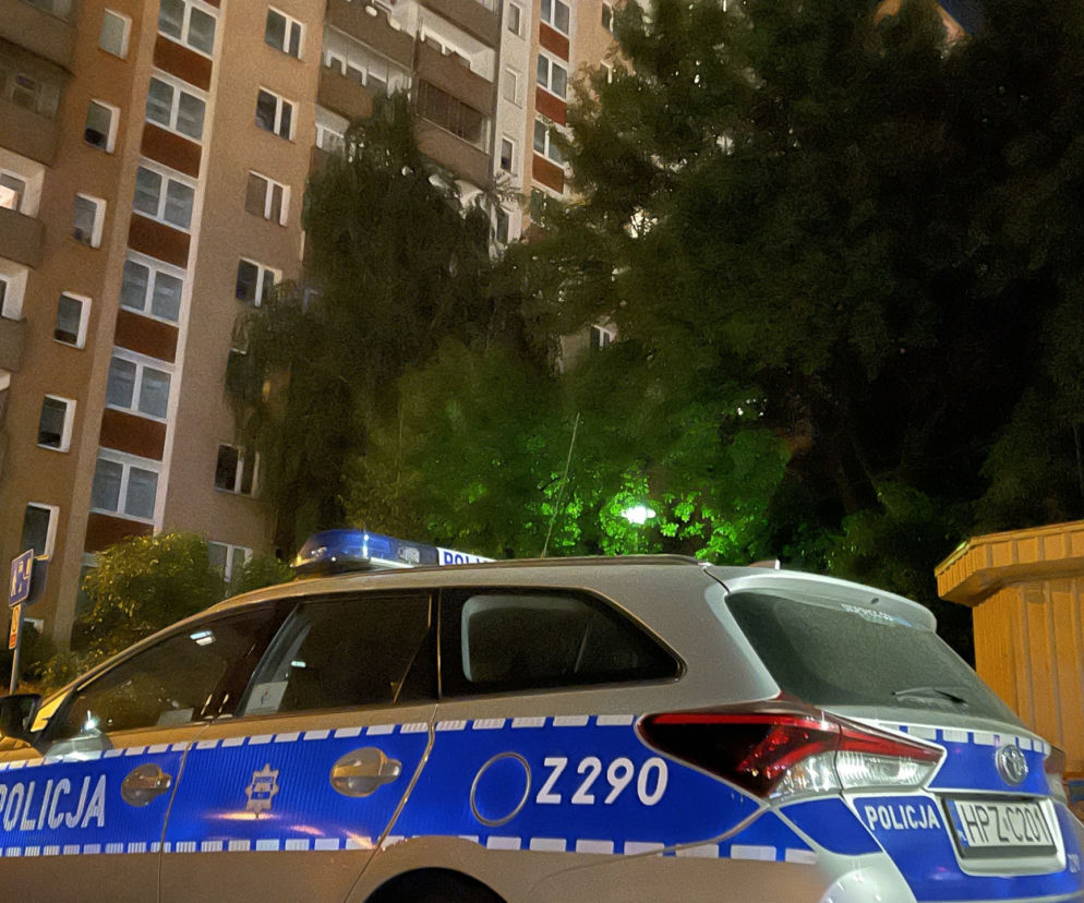 Makabra na warszawskich Bielanach. Rozkładające się zwłoki w fotelu. A obok...