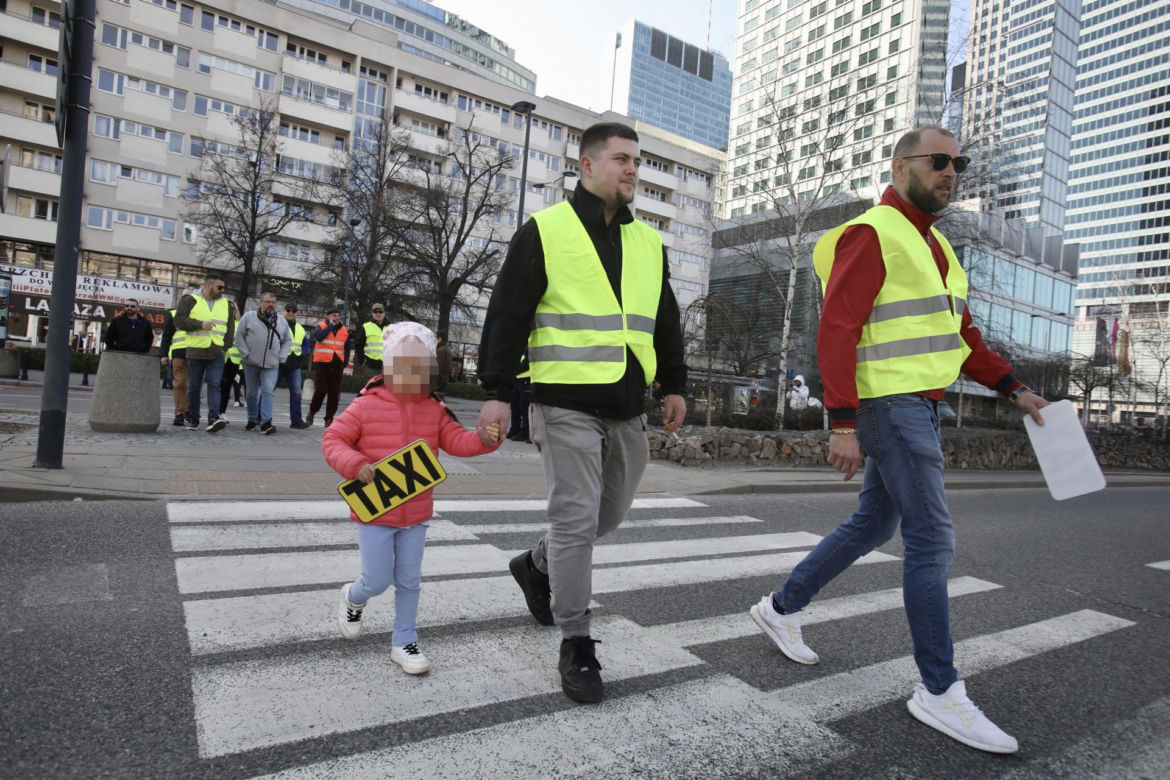 Wielki protest taksówkarzy w centrum Warszawy. Chcą podniesienia stawek!