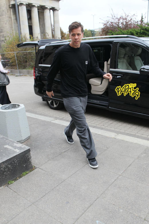 Wojciech Szczęsny z dziećmi na premierze filmu o sobie