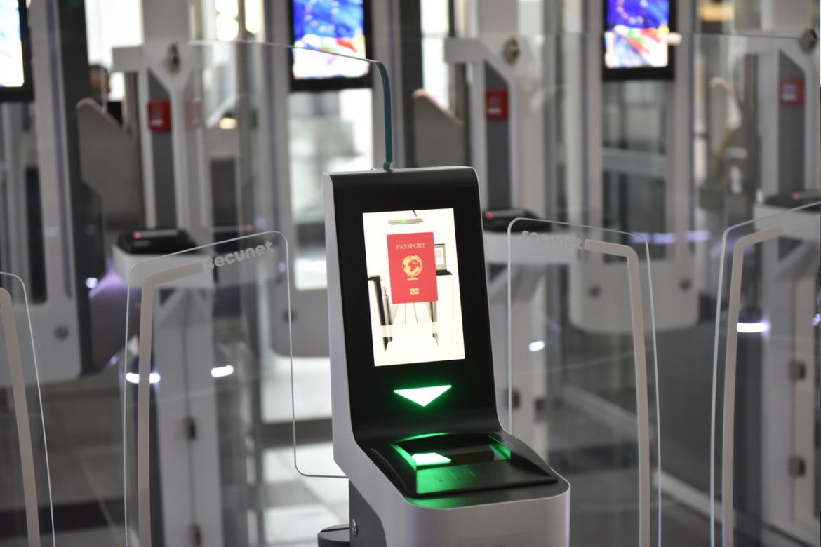 Na wrocławskim lotnisku zainstalowano bramki do automatycznej kontroli granicznej