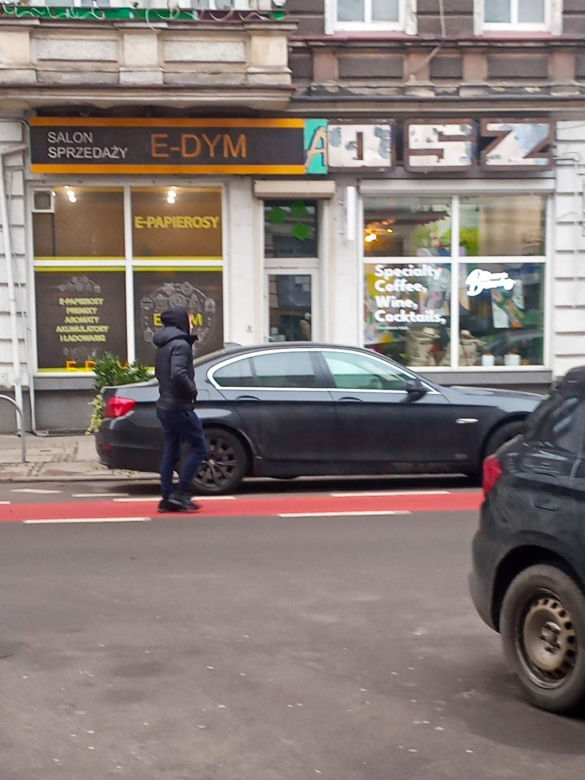Odkryty fragment szyldu z czasów PRL