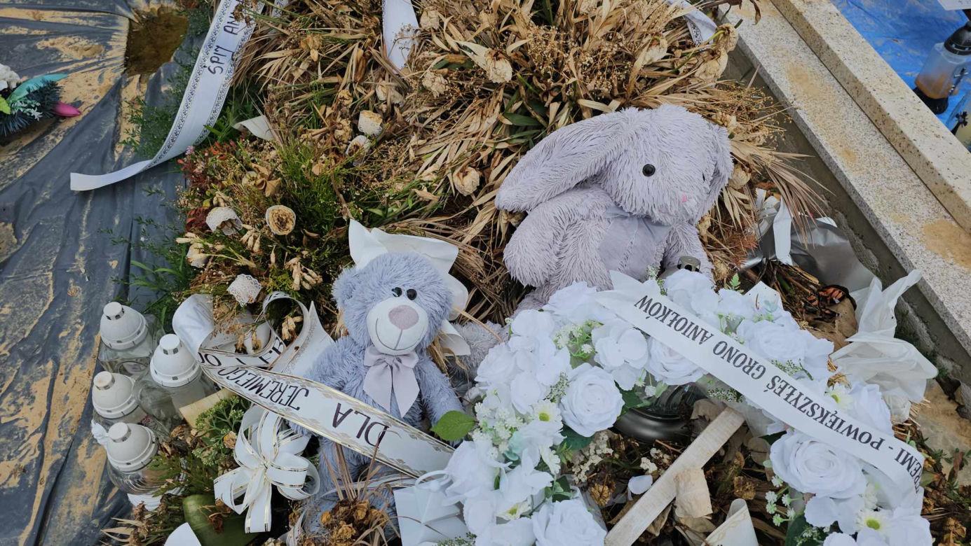 Pluszowe misie strzegą grobu Jeremiego. 3-latek zakrztusił się winogronem [GALERIA]