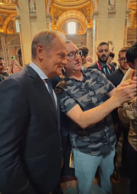 Ludzie spotkali Tuska w Watykanie i się zaczęło! Zaskakujące sceny w kościele tuż przy grobie Jana Pawła II