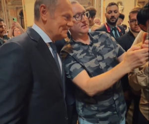 Ludzie spotkali Tuska w Watykanie i się zaczęło! Zaskakujące sceny w kościele tuż przy grobie Jana Pawła II