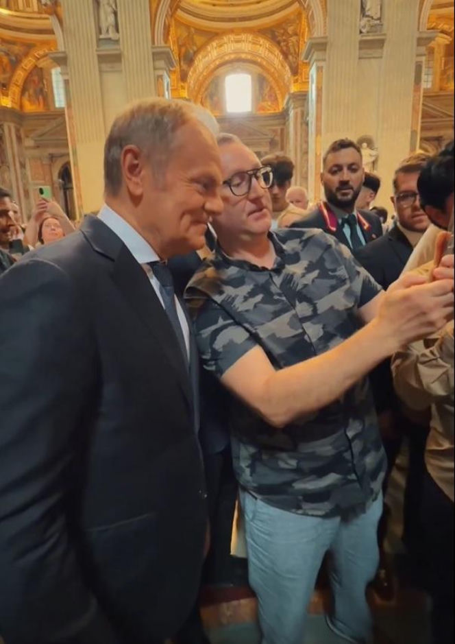 Ludzie spotkali Tuska w Watykanie i się zaczęło! Zaskakujące sceny w kościele tuż przy grobie Jana Pawła II