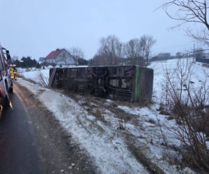 Gołoledź paraliżuje drogi w Bydgoszczy i regionie! Autobus wypadł z drogi [ZDJĘCIA]
