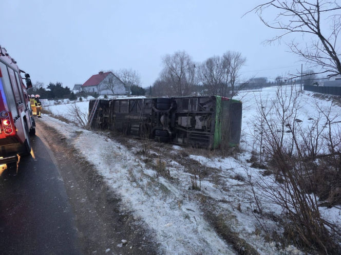 Gołoledź paraliżuje drogi w Bydgoszczy i regionie! Autobus wypadł z drogi [ZDJĘCIA]