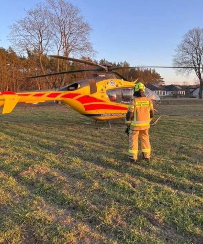 Huknął w znak, gdy wyprzedzał auta. 33-letniego motocyklistę zabrał śmigłowiec