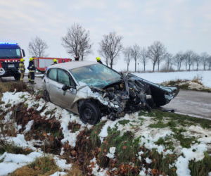 Wypadek w Nowej Wsi. Dwa auta rozbite, roztrzaskana kapliczka. Co się stało?