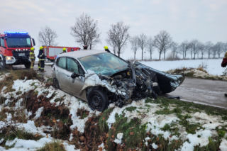 Wypadek w Nowej Wsi. Dwa auta rozbite, roztrzaskana kapliczka. Co się stało?