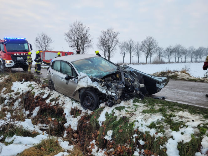 Wypadek w Nowej Wsi. Dwa auta rozbite, roztrzaskana kapliczka. Co się stało?