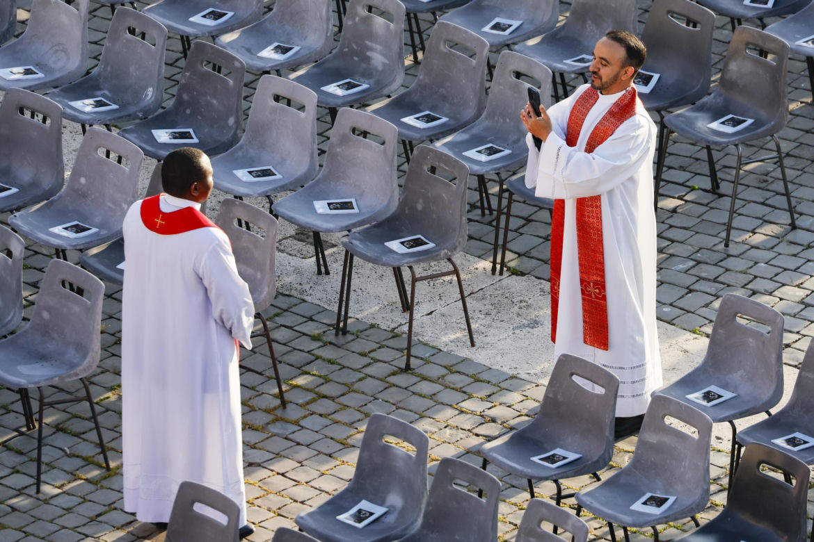 Rzesze wiernych przybywają na pogrzeb Franciszka. Wielkie tłumy w Watykanie 
