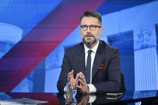 „Rząd chce dalej łupić Polaków”. Radosław Fogiel ostro o cenach paliw i obwinianiu prezydenta 