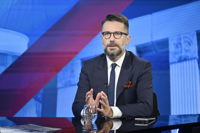 „Rząd chce dalej łupić Polaków”. Radosław Fogiel ostro o cenach paliw i obwinianiu prezydenta 