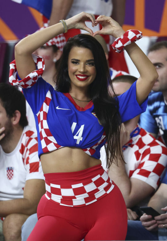 Ivana Knoll pokazuje ogromne pośladki!