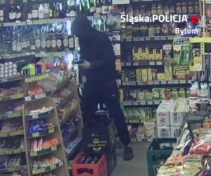 Policja szuka tych bandziorów! Napadli na Żabkę z bronią w ręku [ZDJĘCIA]