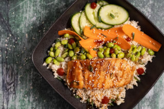 Ryż z łososiem i sosem sriracha – jedna miska, a smakuje jak obiad w najlepszej restauracji