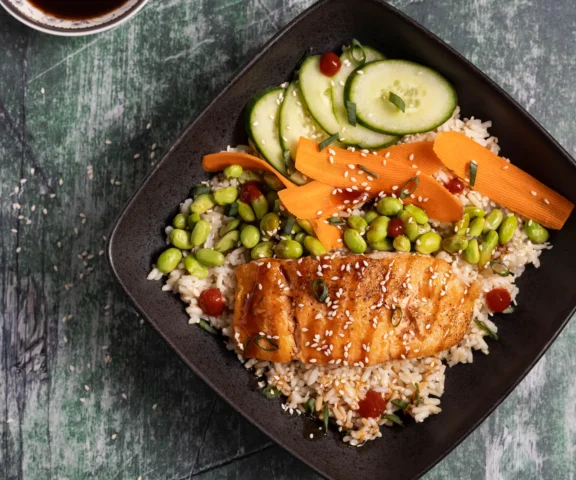 Ryż z łososiem i sosem sriracha – jedna miska, a smakuje jak obiad w najlepszej restauracji