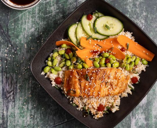 Ryż z łososiem i sosem sriracha – jedna miska, a smakuje jak obiad w najlepszej restauracji