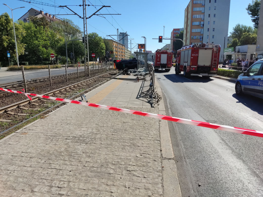 Starszy pan jechał na działkę, BMW zmiotło go z przystanku. Masakra we Wrocławiu