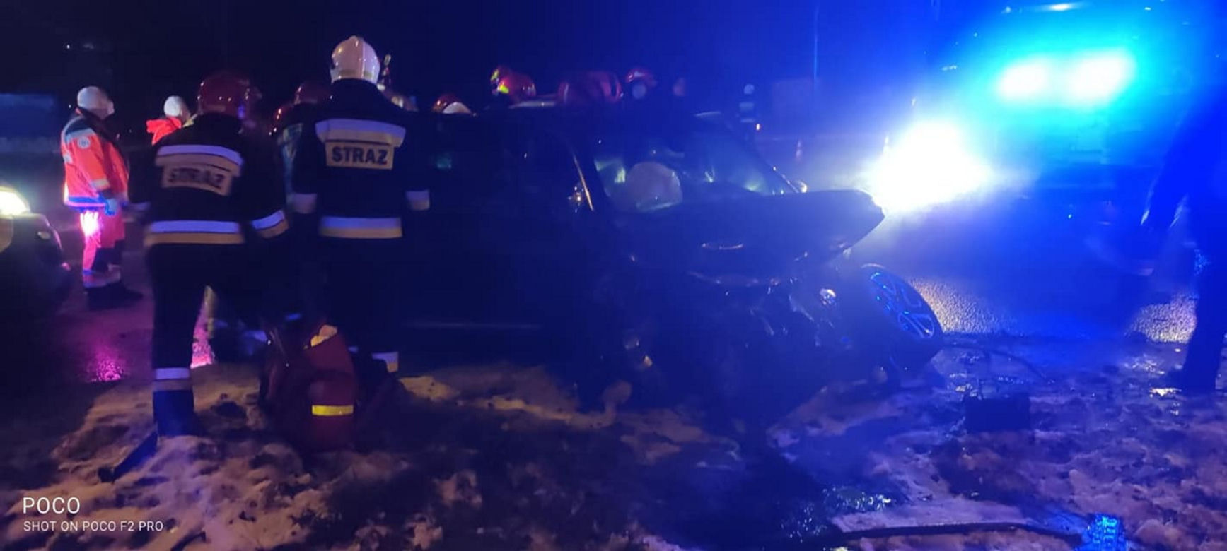 Wypadek pod Legionowem, osobówka zderzyła się z tirem. 3 osoby w szpitalu