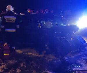 Wypadek pod Legionowem, osobówka zderzyła się z tirem. 3 osoby w szpitalu