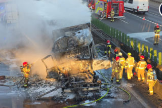 10-kilometrowy korek na A2 pod Warszawą. TIR stanął w płomieniach!