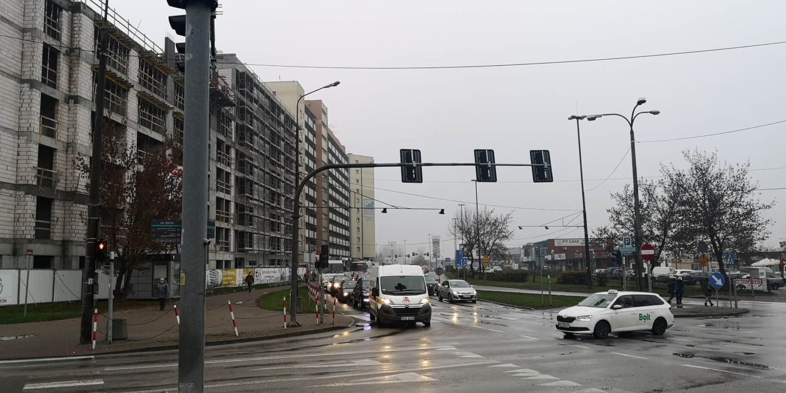 Wypadek radiowozu na Bohaterów Monte Cassino. Policjant i strażnik miejski w szpitalu  