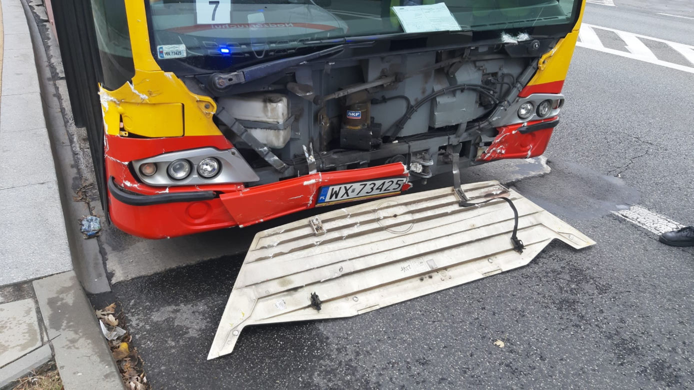 Ranni policjanci! Miejski autobus huknął w radiowóz