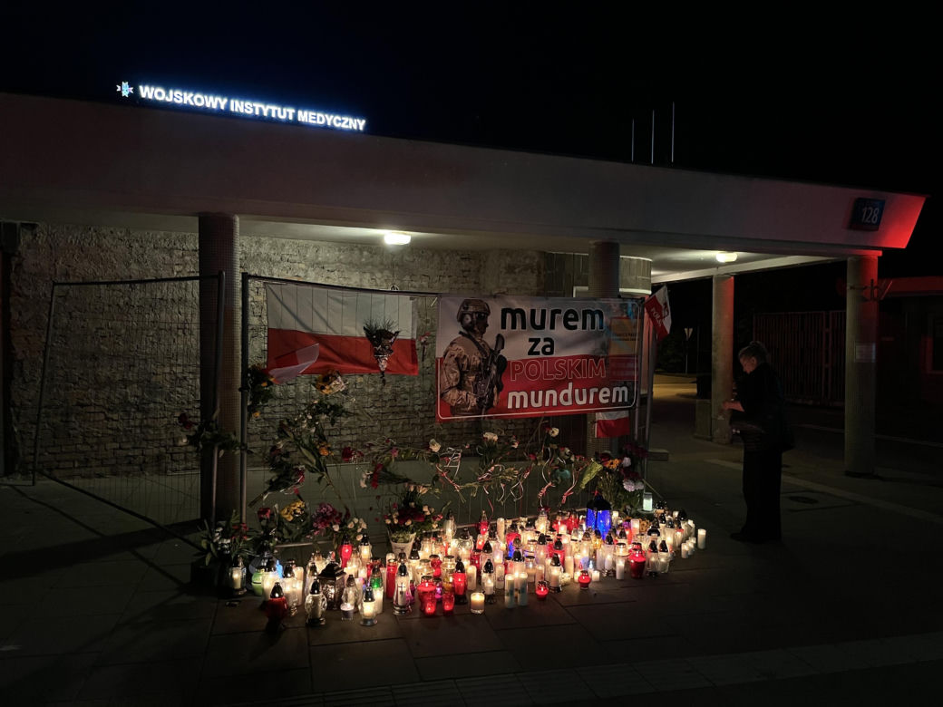 Mieszkańcy Warszawy oddają cześć polskiemu żołnierzowi, który zmarł po ataku na granicy z Białorusią 