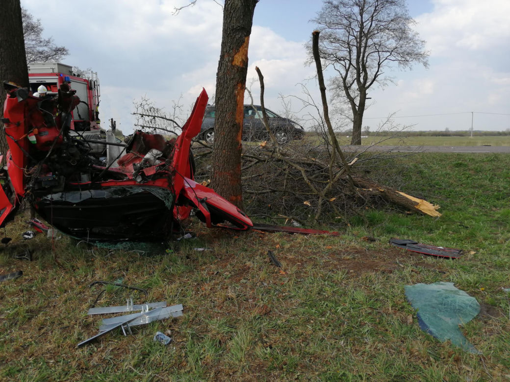 Boćki. BMW roztrzaskało się na drzewie. W środku mężczyzna i kobieta [ZDJĘCIA]