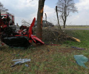 Boćki. BMW roztrzaskało się na drzewie. W środku mężczyzna i kobieta [ZDJĘCIA]