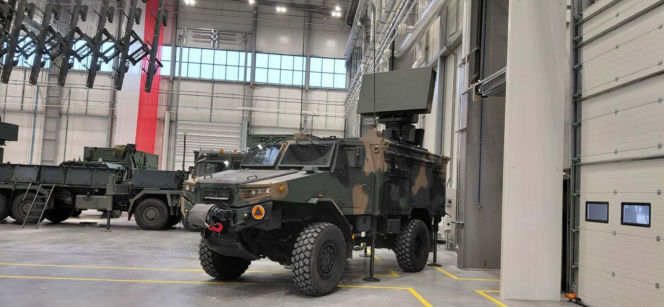 Program San to antydronowy „szwajcarski scyzoryk”? Premier i Szef MON na podpisaniu umowy