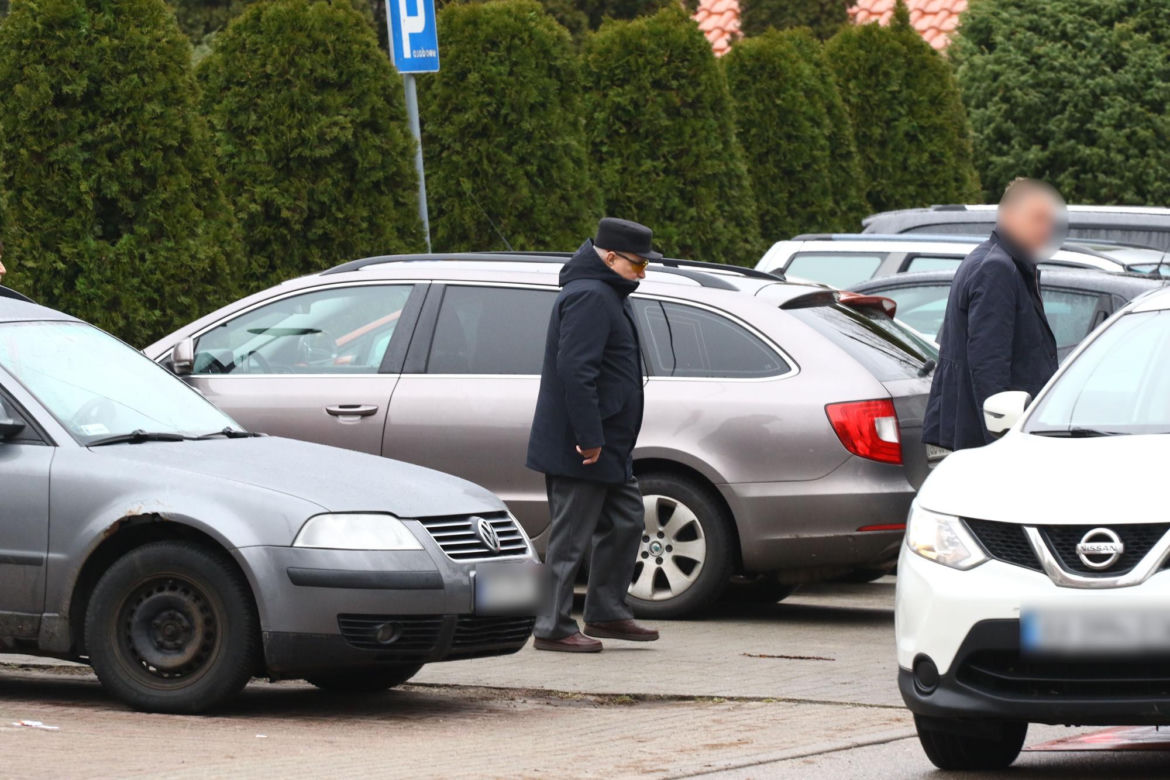 Lech Wałęsa wybrał się do kościoła w ostatni dzień 2023. roku. Tyle dał dziewczynce pod kościołem