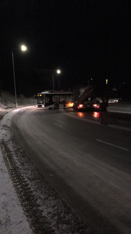 Tir uderzył w auta osobowe i autobus. To na Armii Krajowej w Starachowicach