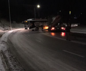 Tir uderzył w auta osobowe i autobus. To na Armii Krajowej w Starachowicach