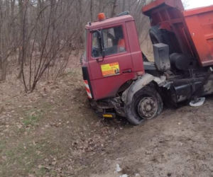 Potworny wypadek pod Płockiem! Volvo 18-latka zderzyło się czołowo z tirem i busem. DK 60 zablokowana [ZDJĘCIA]
