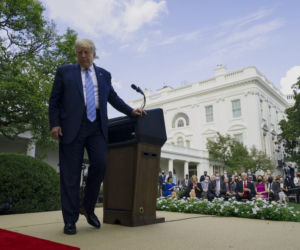 Trump ma wirusa, a Putin ciągle siedzi w domu 