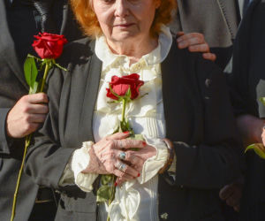 Iga Cembrzyńska na pogrzebie Janusza Kondratiuka
