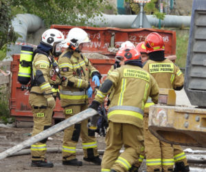 Potężny pożar sortowni śmieci na Białołęce. Kilkanaście godzin walki z żywiołem i 15 zastępów straży pożarnej w akcji