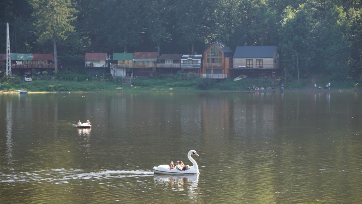 To najpiękniejsze jezioro na Dolnym Śląsku. Otoczone jest wzgórzami i lasami 