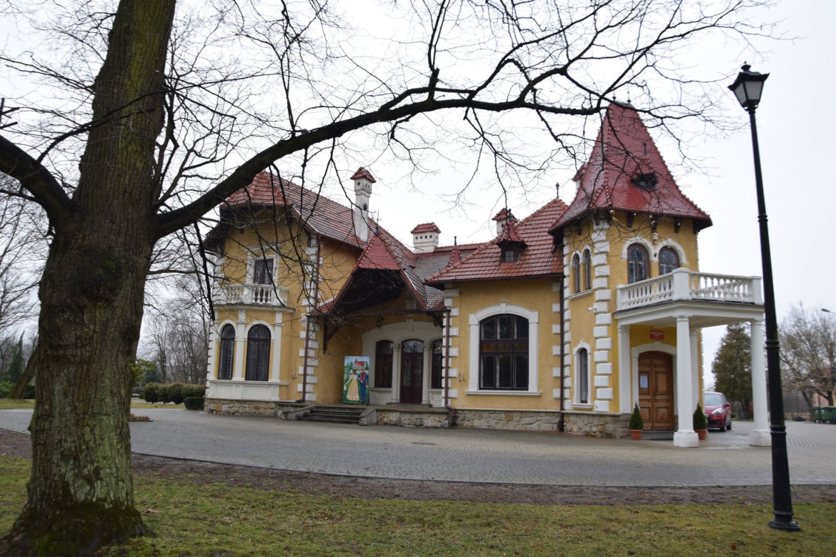 Najpiękniejsze damskie stroje i dodatki. Niezwykła wystawa na Podkarpaciu! [ZDJĘCIA]