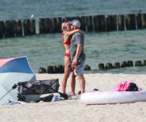 Borys Szyc całuje się na plaży