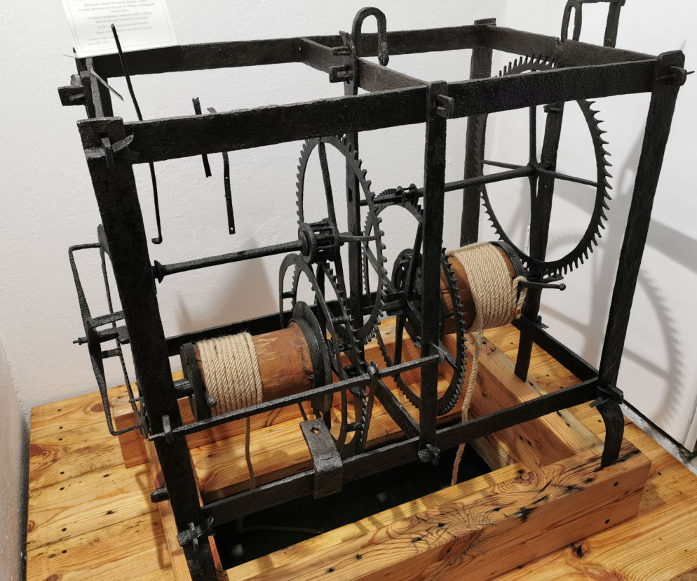 Mechanizm zegara wieżowego z Siemianic trafił do Muzeum Historii Przemysłu w Opatówku 
