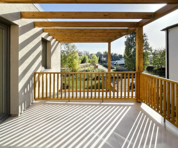 Szczotkowana elewacja jest dziś płótnem, na którym obrazy maluje światło. A to był zwykły dom kostka z lat 80., z dobudowanym tarasem