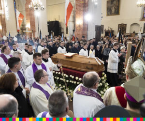 Łomża. Biskup Stanisław Stefanek pochowany. Żegnały go setki ludzi